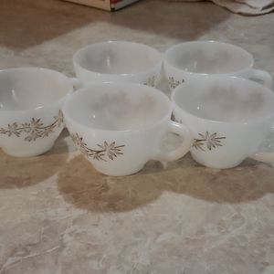 Antigue coffee cups with leaves on them
